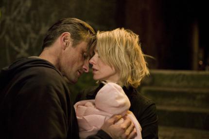 Nikolai beginnt Anna (Naomi Watts) zu schützen.