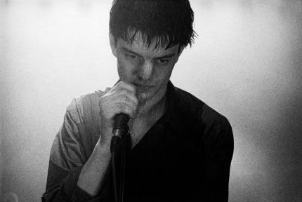Sam Riley überzeugt als gequälter Künstler.