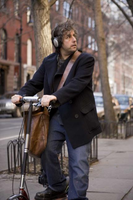 Charlie (A. Sandler) lebt traumatisiert in seiner eigenen Welt. 