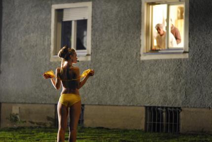 Provokant und frech: dieser Film verspricht nackte Tatsachen.