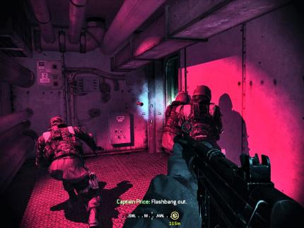 Warten Sie, bis Captain Price eine Blendgranate in den Frachtraum geworfen hat, dann überraschen Sie die geblendeten Gegner mit einem Sturmangriff.
