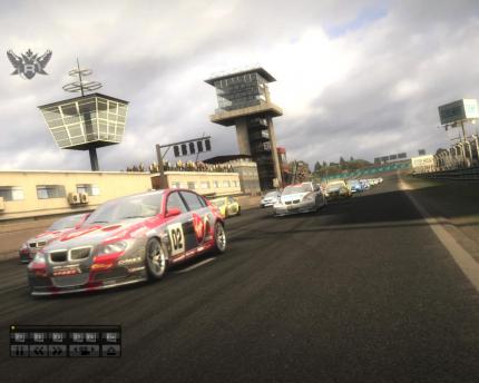 Codemasters hat mit Race Driver: Grid die nicht bei allen Spielern beliebte Rückspulfunktion in Rennspielen populär gemacht. Sie erlaubt es, Fahrfehler schnell zu korrigieren.