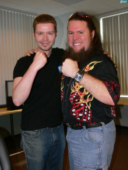 PC Games-Redakteur Felix Schütz (links) und Samwise Didier (Künstlerischer Leiter bei Blizzard, rechts) zeigen, worauf es im PvP wirklich ankommt. Einerseits nett und sportlich zueinander sein, andererseits nicht zögern, sich gegenseitig die Visage zu polieren - etwa wenn man damit aufhören muss, für ein Foto zu posieren. Felix schrie übrigens Sekunden nach dieser Aufnahme um Gnade. Vergebens.