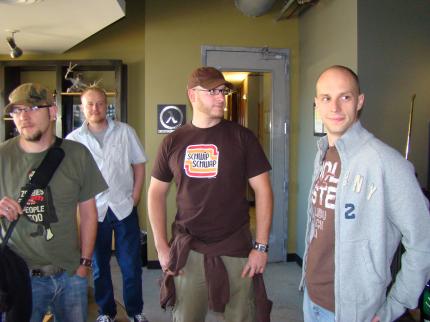 Etwas schüchtern betreten die Leser - und Redakteur Jürgen Krauß (links) - die heiligen Hallen von Valve.