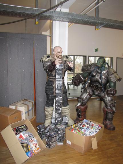 Hier sieht's aus wie im Postamt des Christkinds: Wir verschenken Kistenweise Videospiele für einen guten Zweck - die beiden Figuren sind übrigens nicht im Preis enthalten...