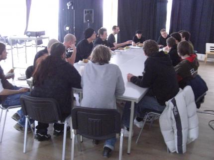 Am Runden Tisch diskutiert das Team Ideen und verteilt die anfallenden Arbeiten.