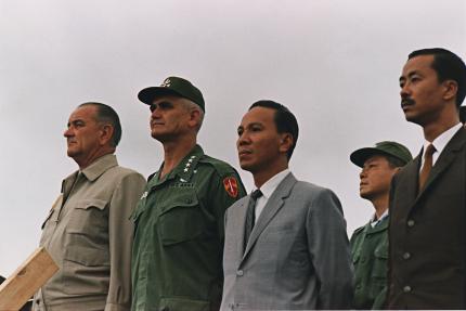 US-Präsident Lyndon B. Johnson (links) mit General William Westmoreland (zweiter von links).