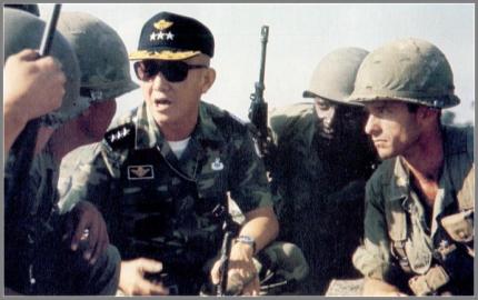 Generalleutnant Do Cao Tri beim Einfall in Kambodscha im Jahr 1970.