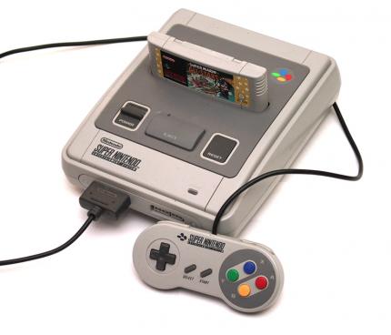 Nintendos neue Konsole Anfang der 90er. Eine missglückte Kooperation zwischen Nintendto und Sony hat weitreichenede Konsequenzen: Die Playstation.