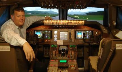 Matthew Sheil in seinem selbstgebauten Flugsimulator.