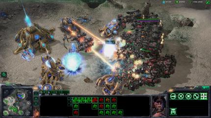 Mit einer ausgewogenen Armee aus verschiedenen Truppenteilen überrennen wir als Terraner eine Protoss-Basis, die sich noch im Aufbau befindet. Geschwindigkeit ist im Mehrspielerpart Trumpf.