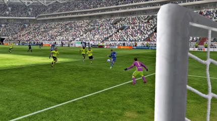 Zirkel: Wer das Konsolen-FIFA 10 kennt, fühlt sich gleich heimisch. Ausnahme: Lupfertore fallen nicht mehr am Fließband.