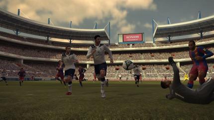 Fast so heiß wie das Derby Schalke gegen Dortmund: Pro Evolution Soccer 2011 (im Bild) tritt gegen FIFA 11 an.
