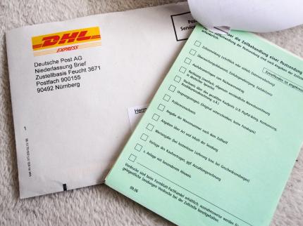 Landet Ihr Spiel beim Zoll, bringt Ihnen der Briefträger eine Benachrichtigungskarte. Darauf finden Sie Adresse und Öffnungszeiten des Zollamts.