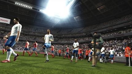 Pro Evolution Soccer 2012 (PES 2012) für PC im Test: Konami holt spielerisch auf, nur die Präsentation ist bei FIFA 12 besser. (3)