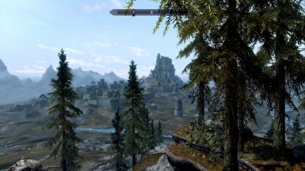 Bethesdas neue Grafikengine erlaubt wunderschöne Ausblicke auf die Spielwelt. Hier blicken wir von einem Berg aus auf die Stadt Weißlauf herab. - Bild stammt aus der Xbox 360-Version von The Elder Scrolls 5: Skyrim.