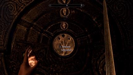 Diese drei Symbole muss man nun an den Drehscheiben dieser Tür einstellen, damit sich der Weg öffnet. - Bild stammt aus der Xbox 360-Version von The Elder Scrolls 5: Skyrim.