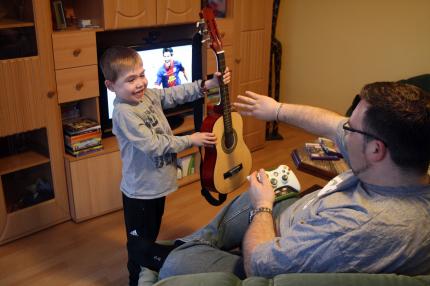 Schluss jetzt mit der Zockerei! Es gibt sogar Zeiten, da wollen die Kinder anders begeistert werden. Analog. Mit Musik zum Beispiel.