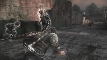 An Clicker heranzuschleichen, ist etwas ganz anderes als etwa bei einem Banditen. Da die Pilzmutanten blind sind, könnt ihr euch locker frontal heranpirschen. Dafür müsst ihr viel langsamer und leiser vorgehen, da das Gehör der Infizierten extrem sensibel ist.
