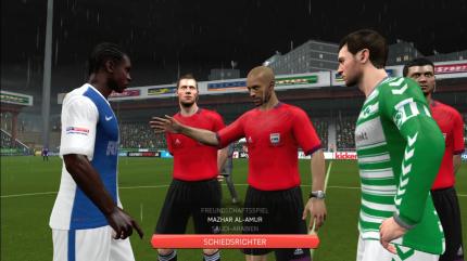 Kleines Atmosphäre-Plus: Vor der Partie sagen die Kommentatoren nun den (fiktiven) Schiri an und der Stadionsprecher verkündet die Torschützen. (PS3)