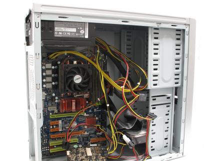 Der alte Leser-PC: Die defekte Grafikkarte hing nach der Ankunft lose im Gehäuse und die Rechenleistung reicht für aktuelle Spiele nicht mehr aus.