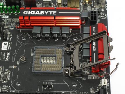 Ein Sockel (hier Sockel 1150) ohne Prozessor und mit geöffneter CPU-Haltevorrichtung