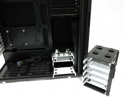 Herausgenommener Festplattenkäfig. Gut sichtbar: Festplatten und SSD werden hier seitlich eingeschoben.