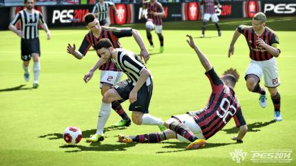 Obwohl die FIFA-Reihe traditionell mehr Lizenzen mitbringt, werden Serie-A-Jünger auch in PES fündig, wie dieses Milan-Juve-Duell aus PES 2014 beweist.