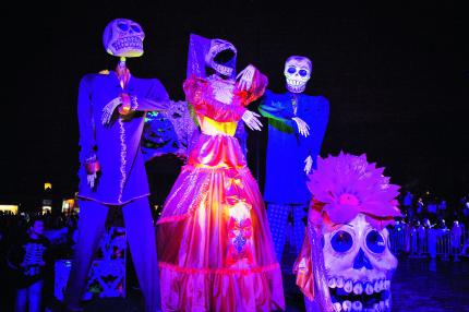 Solche Calavera-Puppen (in der Mitte eine Figur der La Catrina) dienten Tim Schafer als Inspiration für Grim Fandango.