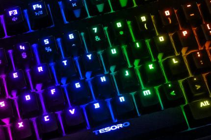 Per RGB sind unterschiedliche Beleuchtungsfarben selber einstellbar - hier eine Tesoro Excalibur Spectrum