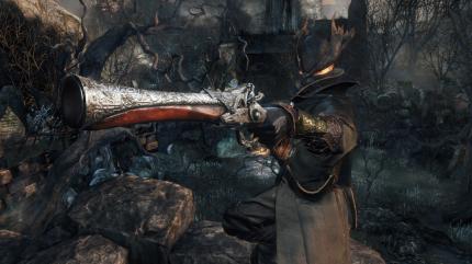 Feuerwaffen in Bloodborne richten nur sehr geringen Schaden an und Munition ist begrenzt. Aber mit gut platizierten Schüsse könnt ihr Gegner kurzzeitig betäuben und euch dadurch einen strategischen Kampfvorteil verschaffen.