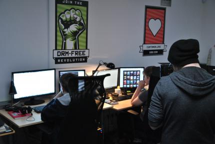 In der QA-Abteilung werden die alten Spiele zuerst zerlegt und dann wieder zusammengesetzt. Der Aufwand ist nötig, damit die oft mehr als 20 Jahre alten Titeln auf modernen PCs reibungslos laufen.