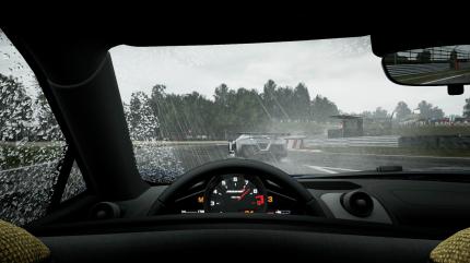 Echter geht's derzeit nicht: Regen, Helmkamera, Fahrhilfen aus - einfach grandios! (PS4)