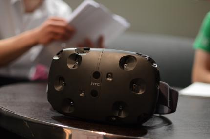 Durch die freie Bewegung im Raum erinnert HTC Vive noch am ehesten an Holodecks. Alle anderen Systeme zwingen einen zum ruhigen Sitzenbleiben.