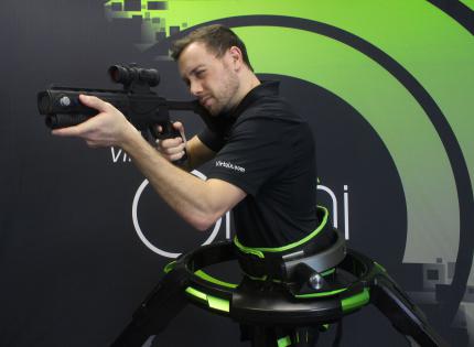 Absolute Bewegungsfreiheit: Der Virtuix Omni sieht aus wie ein zu groß geratener Lauftrainer für Babys, ersetzt aber den Controller.