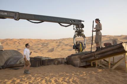 Daisy Ridley (Rey) im Gespräch mit J.J. Abrams.
