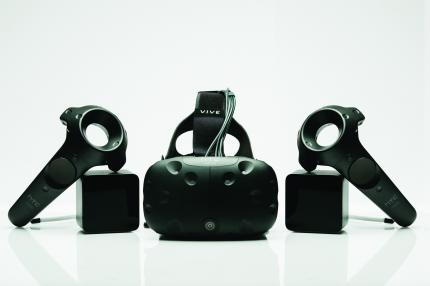 HTC Vive, Sensoren und zwei Bewegungscontroller.