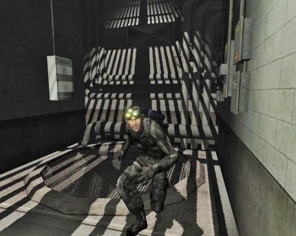 Die drei grünen Punkte am Nachtsichtgerät von Sam Fisher sind das Markenzeichen der Splinter Cell-Reihe. Dank sagenhafter Schatteneffekte und klugen Schleich-Spielansatzes wird Teil 1 zum Hit.