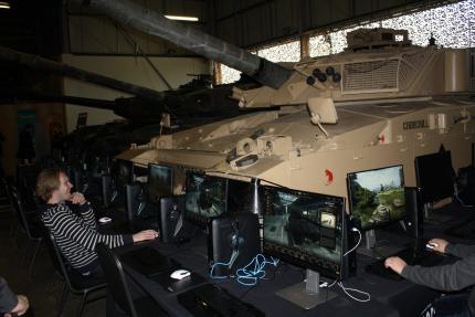 World of Tanks: Neben der Pressekonferenz 'Insight 2016' von Wargaming.net gab es im Tank Museum auch reichlich Gelegenheit, WoT in der neuen Version 9.14 zu spielen. Zur Verfügung standen sowohl Spielstationen auf dem PC als auch für Xbox 360, XBO und PS4.
