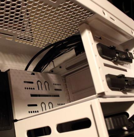 Sharkoon BW9000-W: viel Platz für einen Radiator zwischen dem 5 1/4-Zoll-Bereich und dem Deckel