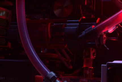 Der Ausgleichsbehälter sitzt in diesem Falle quer unterhalb des Mainboards. Direkt nach unten führ ein kurzer Schlauch zur Pumpe.