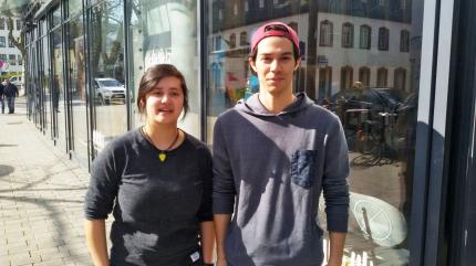 Haben für ihre Bachelor-Arbeit und ihr Spiel Sands prozedurales Terrain generiert: die Studenten Vivien Bagoiu und Julian Miro Viezens.