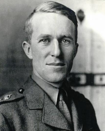 T.E. Lawrence, auch als Lawrence von Arabien bekannt. Die Aufnahme stammt von 1915, als Lawrence für den britischen Nachrichtendienst angehörte.