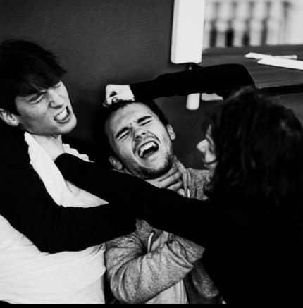 v.l.n.r.: Dominik Johann, Sean O'Dowd und William Pugh vom Indie-Kollektiv Crows Crows Crows. Das Bild zeigt eine typische Büroszene.