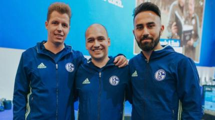 Das FIFA-Pro-Team von Schalke 04: Joshua Begehr (Mitte) leitet die Mannschaft als Team-Chef.