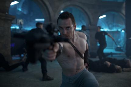 Michael Fassbender reist als Assassine durch die Zeit.