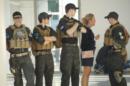 Wer in Verkleidung auftrat durfte keine realistischen Nachbildungen echter Waffen als Teil seines Kostüms tragen.