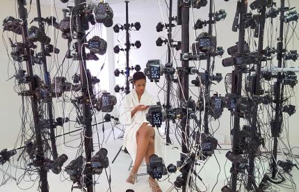 Die Pornodarstellerin Skin Diamond checkt ihren Twitterfeed, während sie auf die nächste Aufnahme für ihren Fullbody-Scan wartet. Auch der Anbieter Holodexxx arbeitet an Animationen.