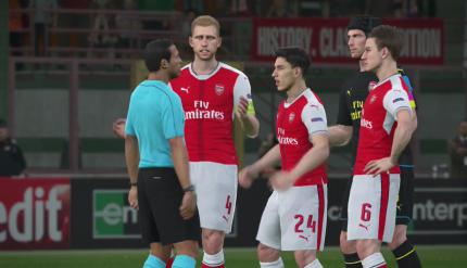 Arsenal-Spieler diskutieren mit dem Schiri.
