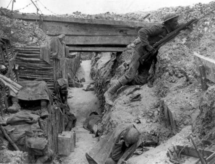 Die Schlachtfelder des Ersten Weltkriegs waren durch Stillstand und Abnutzungskampf geprägt. Hier sind britische Soldaten während der Schlacht an der Somme in einem eroberten deutschen Schützengraben zu sehen.